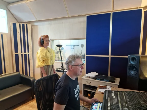 Irma en Sebastian bezig met opnames in de studio studio opname