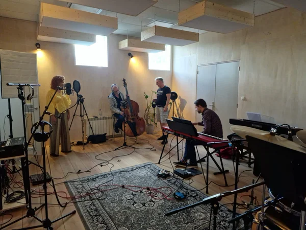 Irma, Hans, Sebastian en Tony bezig met opnames in de studio studio opname